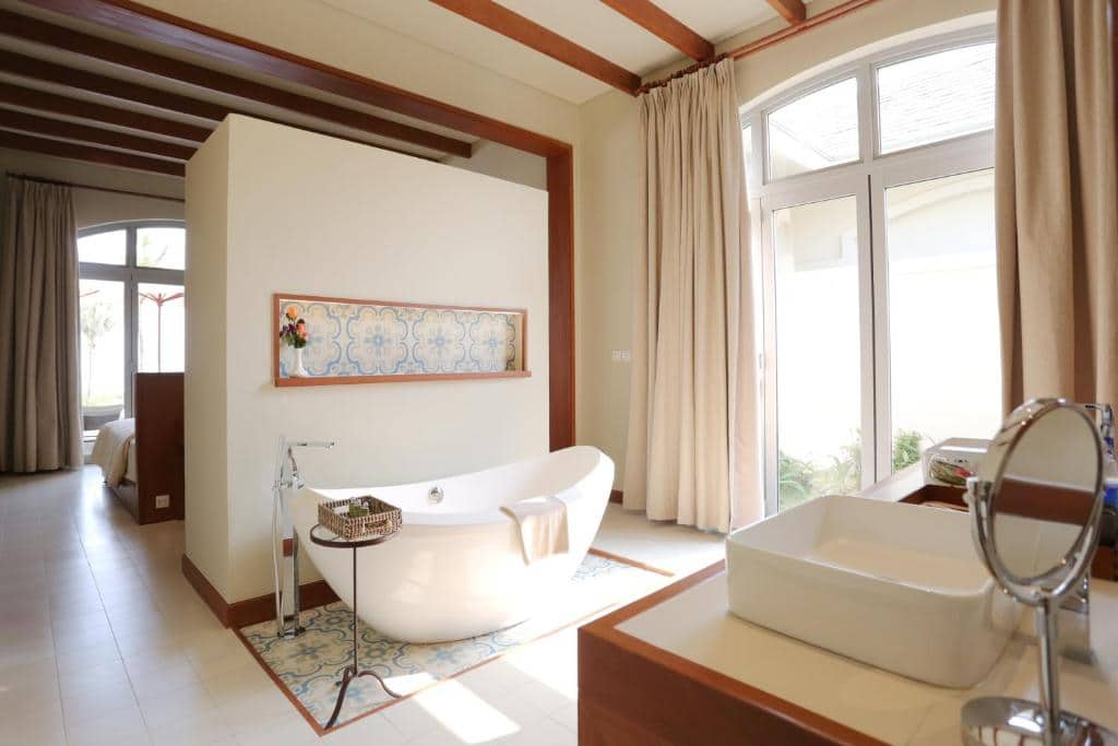 phòng tắm + Pool Suite Villa FLC Luxury Resort Sầm Sơn