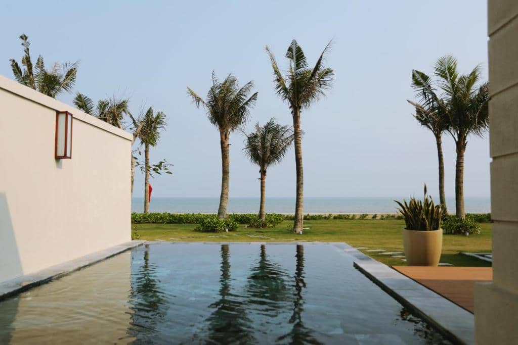 Pool Suite Villa FLC Luxury Resort Sầm Sơn + hồ bơi