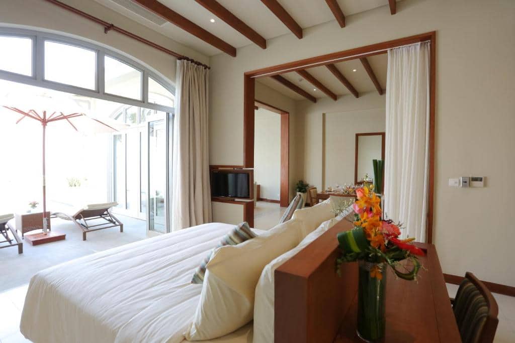 Villa Pool Suite Villa FLC Luxury Resort Sầm Sơn + phòng ngủ masster